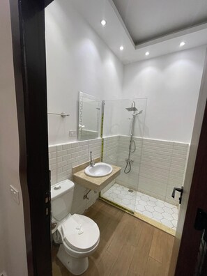 Shower, bathrobes, slippers, towels - Motel 5 Square (Cairo)