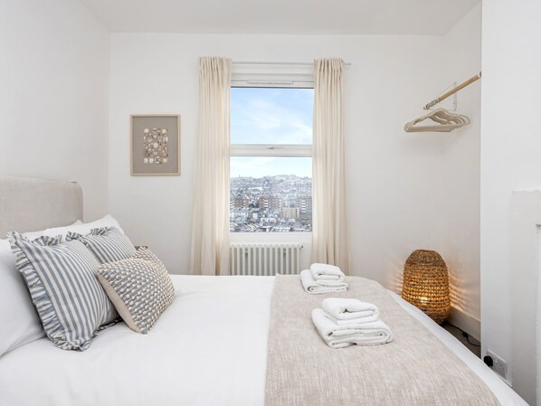 2 bedrooms, iron/ironing board, free WiFi, bed sheets