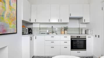 Fridge, microwave, oven, coffee/tea maker