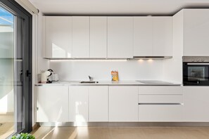 Kühlschrank, Mikrowelle, Ofen, Geschirrspüler