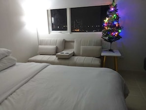 Familienapartment, Stadtblick | 1 Schlafzimmer, Minibar, schallisolierte Zimmer, kostenloses WLAN