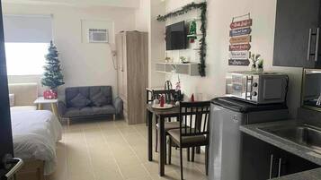 Apartamento familiar, vistas a la ciudad | 1 dormitorio, minibar, sistema de insonorización y wifi gratis