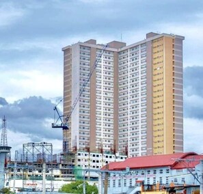 숙박 시설 정면 - 저녁/밤