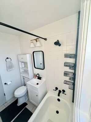 Towels, toilet paper - Entire Modern Home Near Aksarben, Hospitals&Downtown (Omaha)