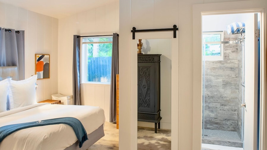 Walk to Wilton Drive - Spacious Quiet Villa 2 HOT TUB