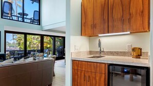 Una cocina moderna con armarios de madera y un lavavajillas de acero inoxidable.