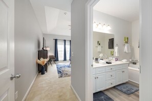 Jetted bath, hair dryer, towels, soap - Nashville Getaway: Spacious & Family Friendly - Book With Us Today!! (Nashville)