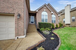 Exterior - Nashville Getaway: Spacious & Family Friendly - Book With Us Today!! (Nashville)