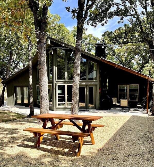 Outdoor dining - Texoma Tango Cabin by Lake and Beach (Pottsboro)