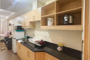 Réfrigérateur, lave-vaisselle, grille-pain, vaisselle et ustensiles