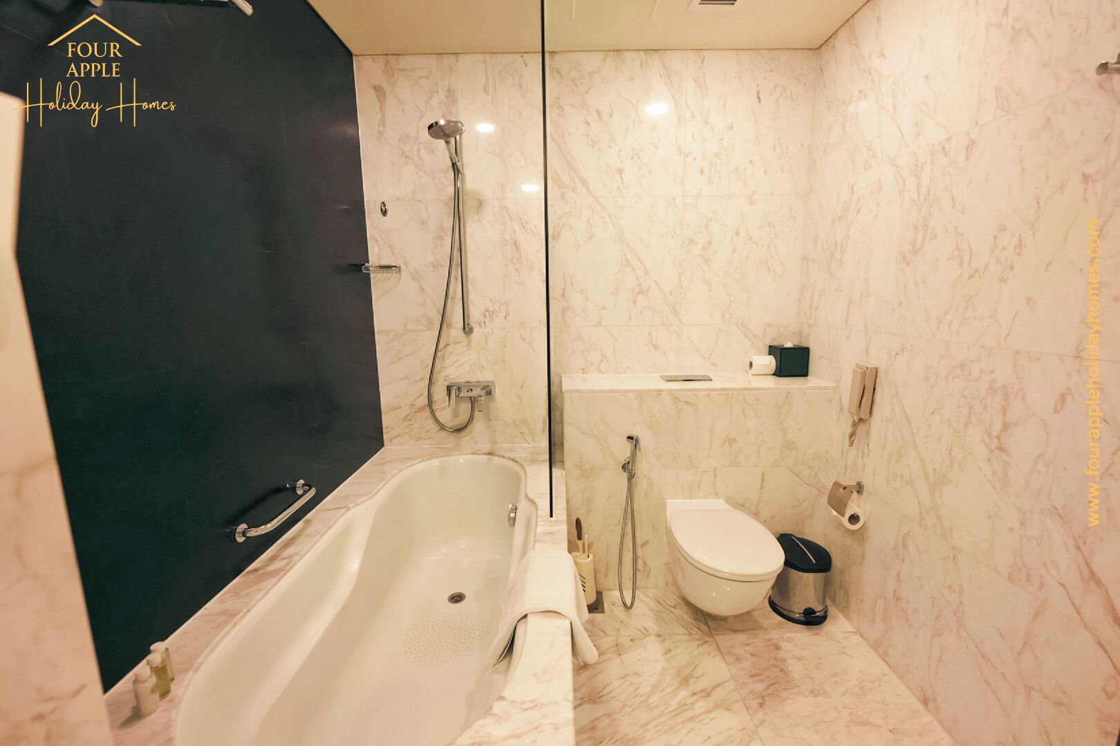 Une salle de bain avec une baignoire, une douche et des toilettes.