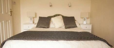 3 bedrooms, iron/ironing board, bed sheets