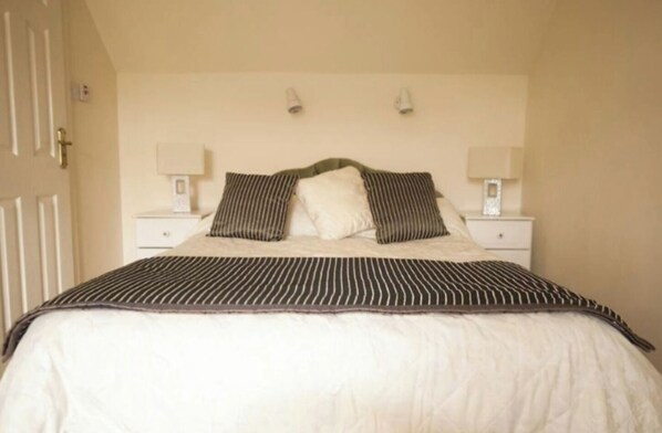 3 bedrooms, iron/ironing board, bed sheets