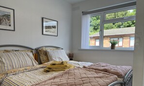 2 多间卧室、客房内保险箱、办公桌、熨斗/熨 衣板