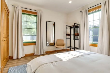 1 bedroom, desk, iron/ironing board, free WiFi. THE BEST Downtown Spot! Free parking,Pet friendly.