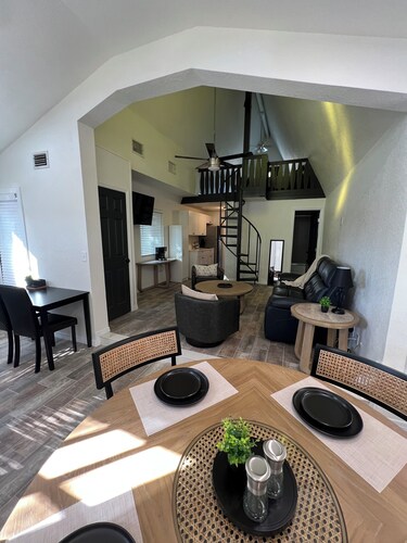 Cozy 2-bedroom Loft- Pool, Pickle Ball, B-ball, Theme Parks and More Clermont