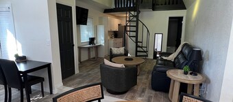 Cozy 2-bedroom Loft- Pool, Pickle Ball, B-ball, Theme Parks and More Clermont