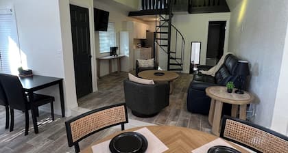 Cozy 2-bedroom Loft- Pool, Pickle Ball, B-ball, Theme Parks and More Clermont