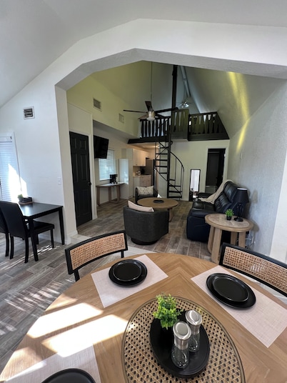 Cozy 2-bedroom Loft- Pool, Pickle Ball, B-ball, Theme Parks and More Clermont
