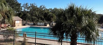 Cozy 2-bedroom Loft- Pool, Pickle Ball, B-ball, Theme Parks and More Clermont