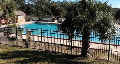 Cozy 2-bedroom Loft- Pool, Pickle Ball, B-ball, Theme Parks and More Clermont