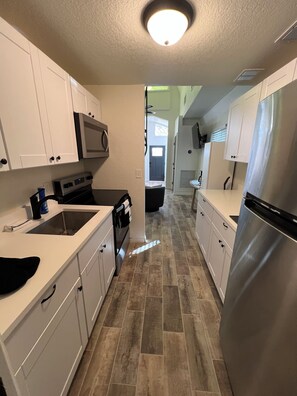 Een koelkast, een microgolfoven, een oven, een kookplaat