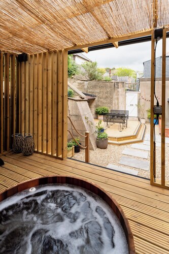 Beachside paradise with hot tub and outdoor shower in Lyme Regis, Dorset