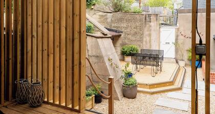 Beachside paradise with hot tub and outdoor shower in Lyme Regis, Dorset