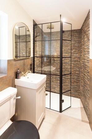 Chuveiro, secador de cabelo, toalhas de banho, sabonete