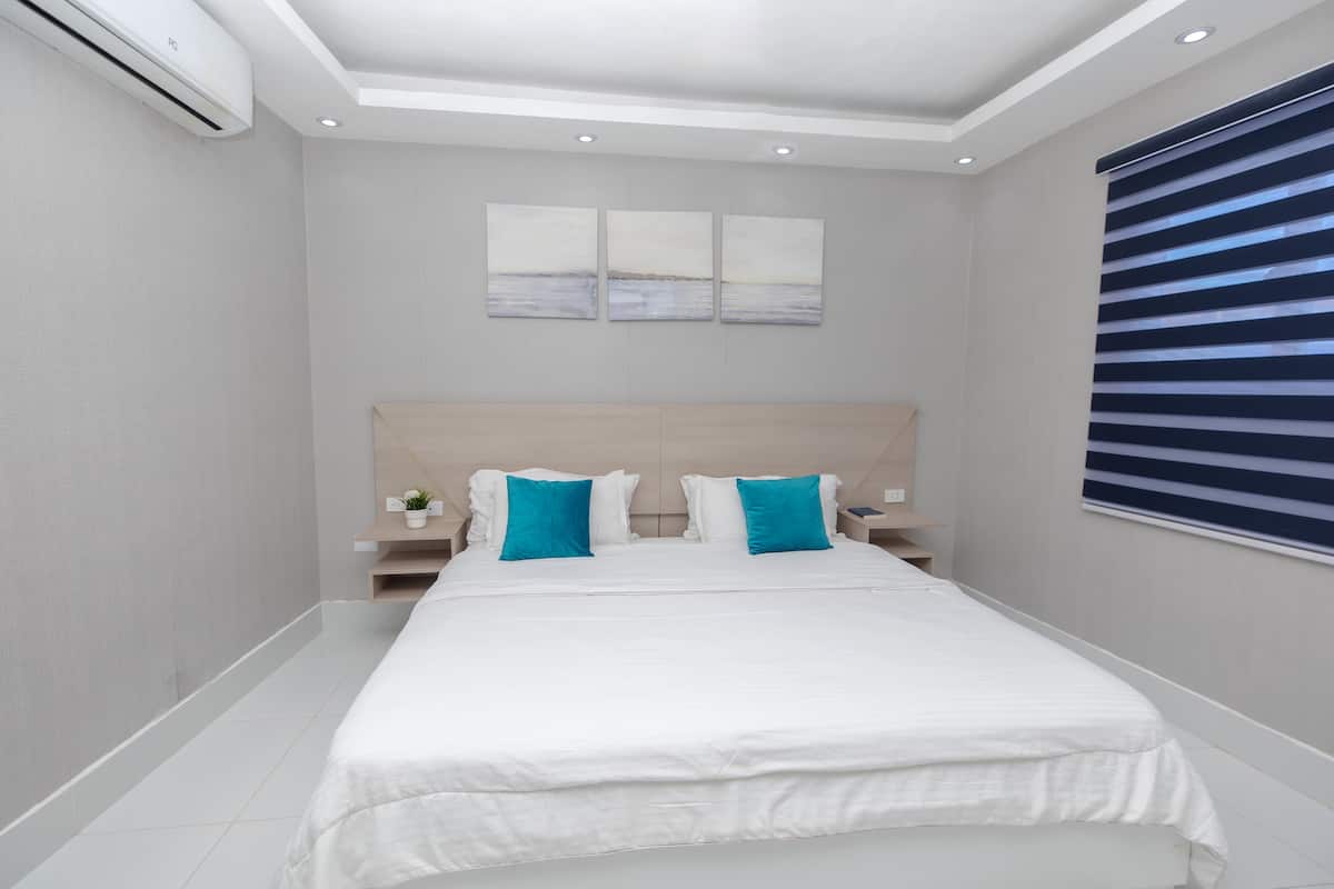 Tabla de planchar con plancha, wifi gratis, ropa de cama