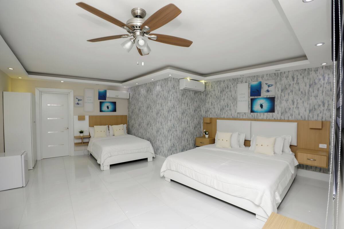 Tabla de planchar con plancha, wifi gratis, ropa de cama