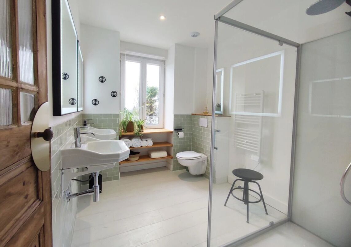 Buồng tắm vòi sen, vòi sen phun mưa, máy sấy tóc, khăn tắm 