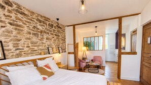 Rom – standard | Sengetøy av topp kvalitet, memory foam-senger og blendingsgardiner