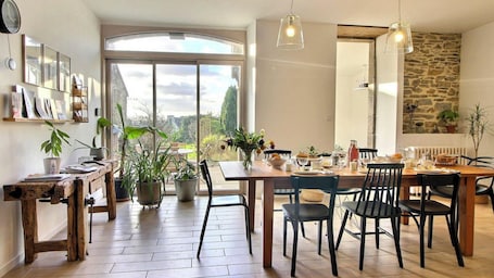 Free daily buffet breakfast