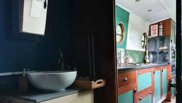 Douche, serviettes fournies, savon, papier toilette