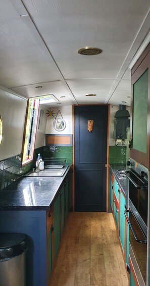 Frigorífic, forn, placa de cuina i cafetera i tetera