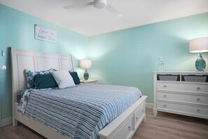 2 chambres, fer et planche à repasser, lit de bébé portatif