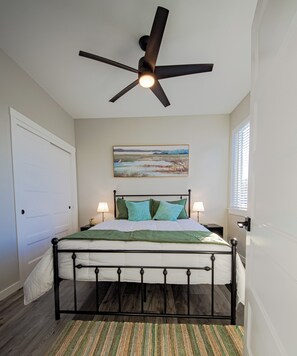 3 bedrooms, Internet, bed sheets - Seal Pup Cottage - Oyhut Bay Seaside Resort (Ocean Shores)