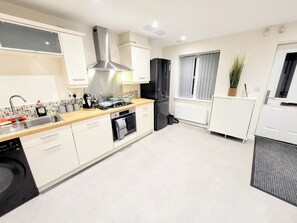 Hus Comfort | Delat kök | Kylskåp, mikro i allmänt utrymme, ugn och spishäll