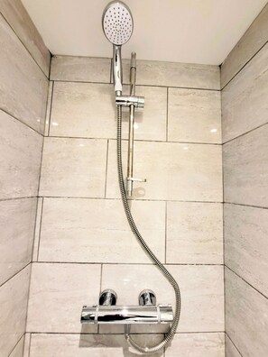 Comfort House | Bathroom shower - Comfortable Stay - Myrtle Cres (Sheffield)