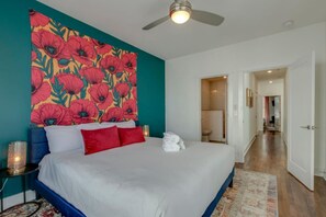 4 habitaciones, escritorio y tabla de planchar con plancha 