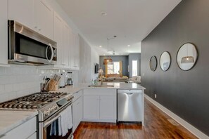 Køleskab, mikrobølgeovn, ovn, kogeplade