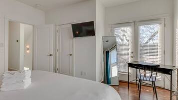 4 Schlafzimmer, Schreibtisch, Bügeleisen/Bügelbrett, WLAN