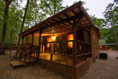 Ledgers Hideaway-1 QUEEN bedroom - outdoor covered HOT TUB