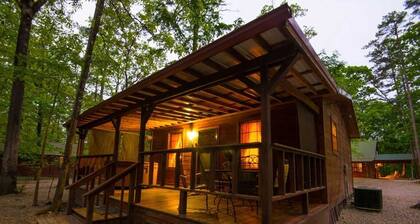 Ledgers Hideaway-1 QUEEN bedroom - outdoor covered HOT TUB