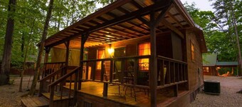 Ledgers Hideaway-1 QUEEN bedroom - outdoor covered HOT TUB