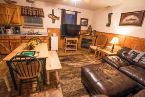 TV - Beau Cabin, 1 bedroom two story cabin with 3 bed types, sleeps up to 4 people. (Broken Bow)