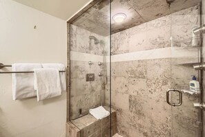 Dusj, hårføner, håndklær og sjampo
