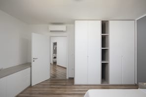 4 quartos, ferros/tábuas de passar roupa, berço de viagem