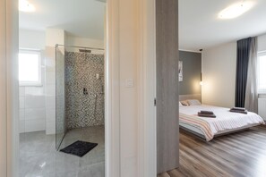 4 bedrooms, iron/ironing board, travel cot, free WiFi - 4-Bedroom Villa Magica with Private Pool near Pula (Loborika)